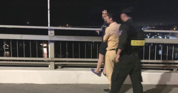 Quảng Ninh: CSGT thuyết phục, giải cứu thành công người phụ nữ có ý định nhảy cầu Bãi Cháy