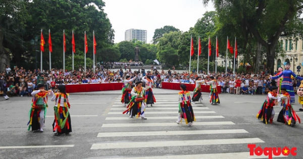 Kéo dài thời gian hoạt động tại phố đi bộ Hồ Gươm vào dịp nghỉ lễ 30/4 Kéo dài thời gian hoạt động tại phố đi bộ Hồ Gươm vào dịp nghỉ lễ 30/4