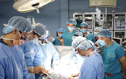 Thủ tướng khen tập thể bác sĩ thực hiện ca ghép phổi đầu tiên