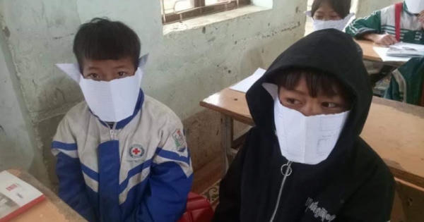 Hiệu trưởng và giáo viên bị phê bình vì tấm ảnh học sinh đeo khẩu trang giấy giữa “cơn bão” Covid-19