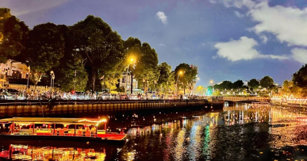 TP.HCM: Kênh Nhiêu Lộc - Thị Nghè đẹp lung linh dưới ánh sáng của hàng ngàn hoa đăng.