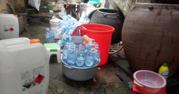 Bắt quả tang cơ sở sản xuất giấm ăn bằng... axit công nghiệp