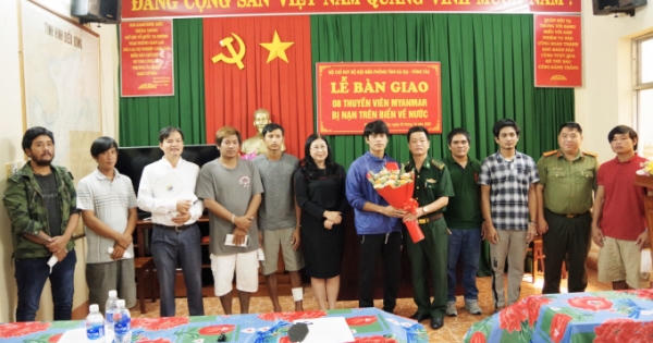 Bàn giao 8 ngư dân Myanmar bị nạn trên biển