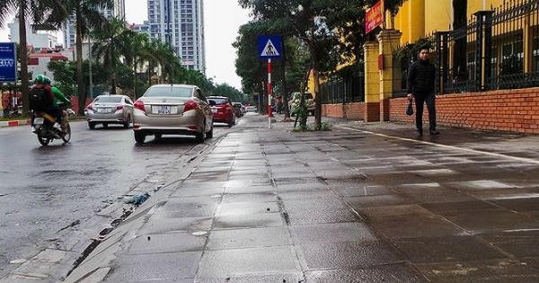 Điểm mặt hàng loạt tuyến phố Hà Nội tự ý chi tiền tỷ lát đá vỉa hè