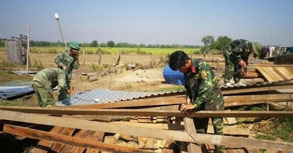 Quân đội dựng nhà, lợp mái giúp dân vùng bị mưa đá, lốc xoáy