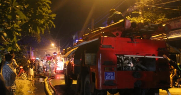 TP HCM: Cháy xưởng sản xuất bao bì, cháy lan sang nhà dân