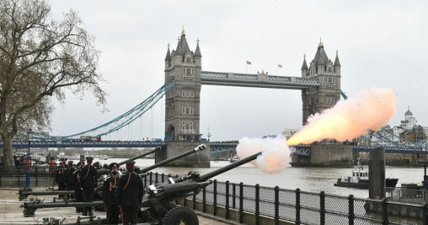 Clip: Nước Anh bắn 41 phát đại bác tiễn đưa Hoàng thân Philip