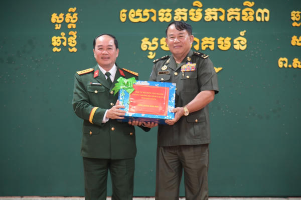 Bộ Chỉ huy quân sự tỉnh Kiên Giang chúc Tết Chol Chnam Thmay tại Campuchia
