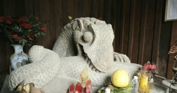 Độc đáo pho tượng rồng đá 'miệng cắn thân, chân xé mình' ở Bắc Ninh