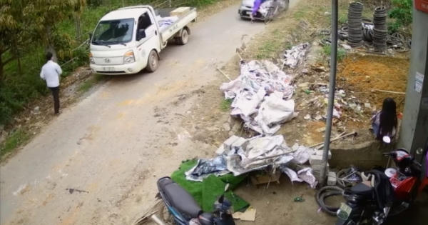 [Clip]: Cụ bà nguy kịch sau cú đâm trực diện của người phụ nữ điều khiển ô tô đổ đèo