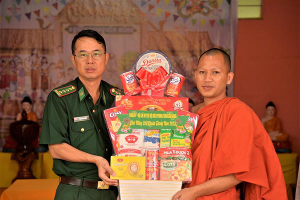 BĐBP Kiên Giang chúc Tết Chol Chnam Thmay tại các chùa Khmer
