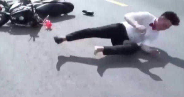 Clip nam thanh niên bốc đầu xe ngã lăn ra đường