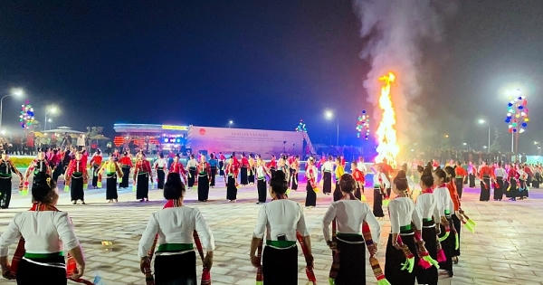 Lắng đọng đêm Đại xòe Thái Lắng đọng đêm Đại xòe Thái