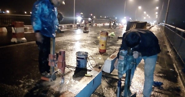 Công nhân đội mưa rét, thay phiên nhau giải cứu cầu An Thái