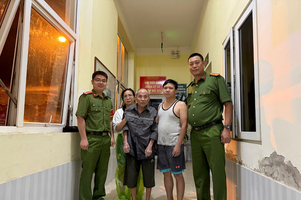 Công an xã Hoài Đức đưa cụ ông đi lạc trở về với gia đình