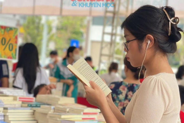 Nuôi dưỡng tình yêu sách thời mạng xã hội