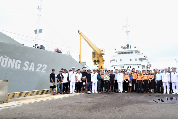 52 ngư dân bị cháy tàu cá ở biển Trường Sa được cứu, đưa về đất liền