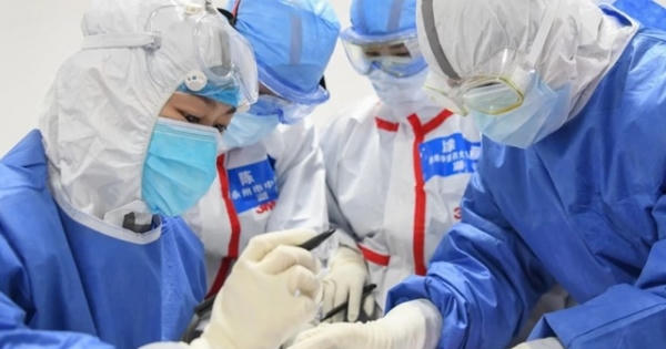 Sự thực đằng sau việc giảm đột ngột các ca nhiễm COVID-19 ở Trung Quốc