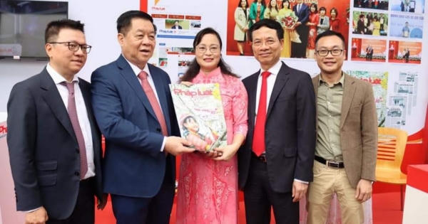 Lãnh đạo Đảng và Nhà nước thăm gian trưng bày Báo Pháp luật Việt Nam