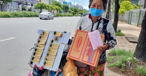 Công ty Xổ số kiến thiết Hậu Giang hỗ trợ người bán vé số dạo trên 6 tỷ đồng