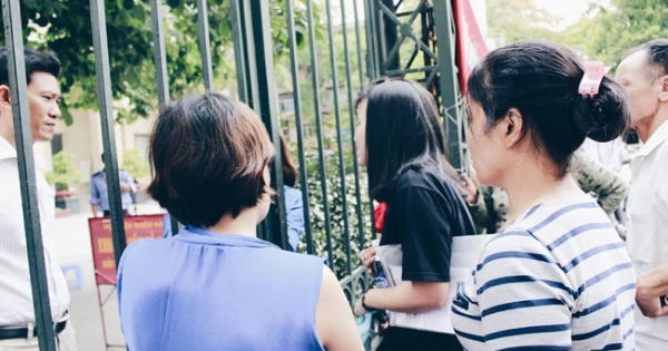 Giấu bố mẹ thi lại Đại học, thí sinh đến muộn 1 tiếng và khóc ngất ngoài cổng trường