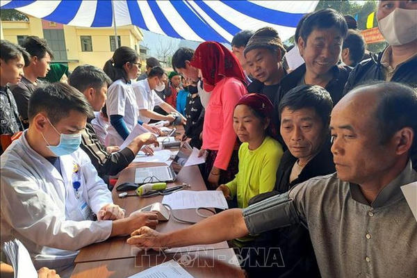 Khám, phát thuốc miễn phí cho hàng nghìn người dân vùng biên giới