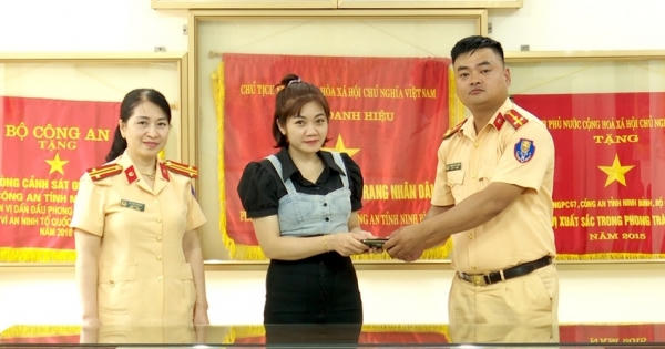 Cán bộ Cảnh sát giao thông trả lại tài sản cho người dân bị đánh rơi