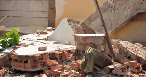 Tường bất ngờ đổ sập đè bé gái 8 tuổi tử vong
