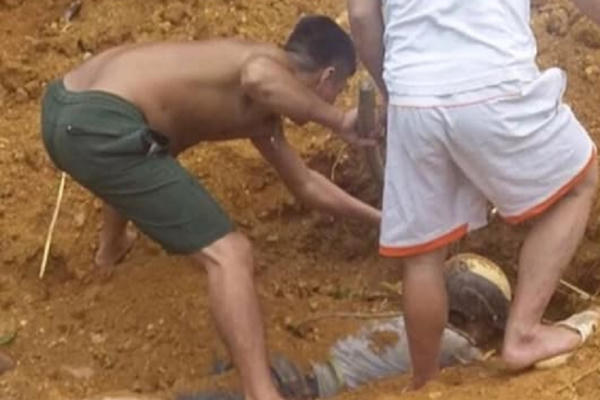 Người đàn ông thoát chết thần kỳ sau khi bị đất chôn vùi Người đàn ông thoát chết thần kỳ sau khi bị đất chôn vùi