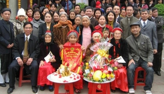 Ông bà mừng thọ, con cháu... khốn đốn Ông bà mừng thọ, con cháu... khốn đốn