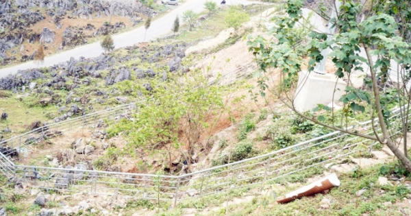 Rào chắn khu vực có hố sụt khiến nạn nhân mất tích trên đèo Mã Pì Lèng
