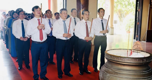 Lãnh đạo tỉnh Đồng Nai dâng hương nhân kỷ niệm Ngày sinh của Chủ tịch Hồ Chí Minh