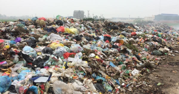 Phú Thọ: Núi rác “bức tử” trường mầm non