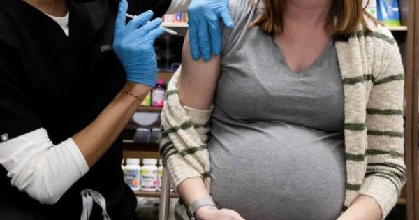 Israel: Phụ nữ mang thai đã tiêm vaccine COVID-19 có thể bảo vệ con