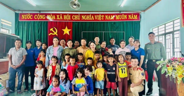 Gia Lai: Tuyên truyền ATGT, tặng quà cho người dân có hoàn cảnh khó khăn