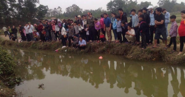 Cá lạ nổi lên trong những ngày Tết, người dân xứ Nghệ đổ xô đi xem thắp hương cầu khấn