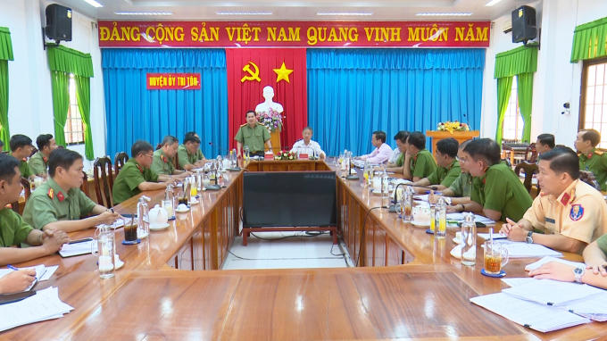 An Giang: Sơ kết 1 tháng thực hiện kế hoạch đấu tranh với tội phạm, tệ nạn xã hội và ma túy trên địa bàn huyện Tri Tôn An Giang: Sơ kết 1 tháng thực hiện kế hoạch đấu tranh với tội phạm, tệ nạn xã hội và ma túy trên địa bàn huyện Tri Tôn