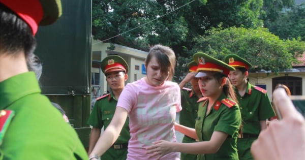 Cận cảnh hot girl người Nga cầm đầu đường dây mại dâm hạng sang được dẫn giải đến tòa
