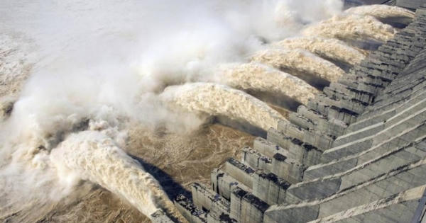 Nước lũ ở đập Tam Hiệp vượt cảnh báo 12m, ông Tập Cận Bình triệu tập họp khẩn