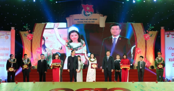 Sao mai Thu Hằng vinh dự là 1 trong 10 gương mặt trẻ tiêu biểu Thủ đô 2018