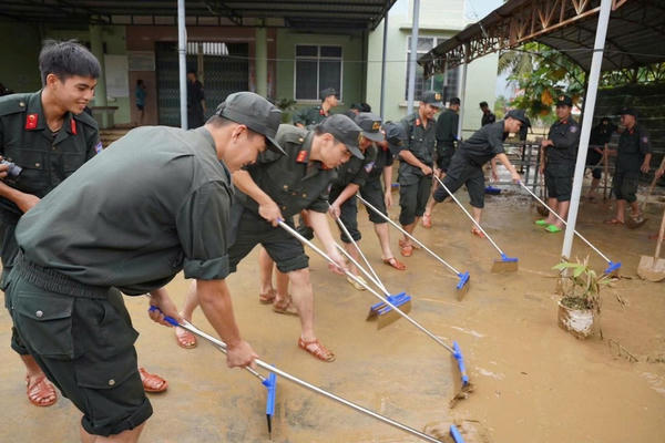Tập trung khắc phục hậu quả, khôi phục sản xuất kinh doanh, ổn định đời sống Nhân dân sau mưa lũ Tập trung khắc phục hậu quả, khôi phục sản xuất kinh doanh, ổn định đời sống Nhân dân sau mưa lũ