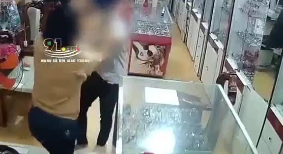 Kinh hoàng với Clip gã đàn ông hung hãn xông vào nhà, thẳng tay chém dã man người phụ nữ