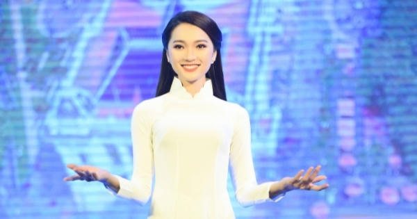 'Bạn gái tin đồn' của Phan Văn Đức diễn áo dài cho HH Ngọc Hân