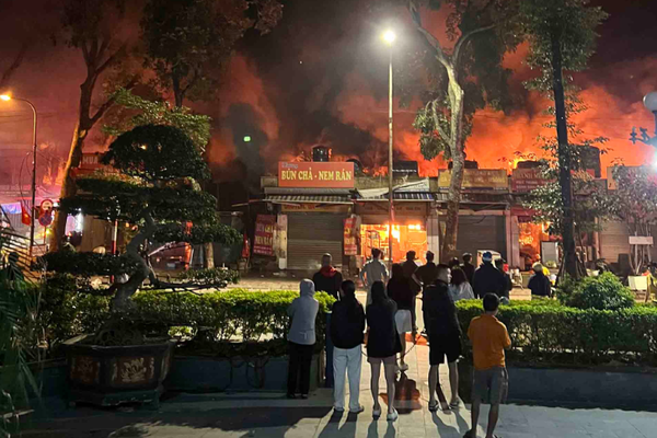 Chợ Xanh ở Hà Nội cháy dữ dội lúc rạng sáng, khói lửa bao trùm khu dân cư Chợ Xanh ở Hà Nội cháy dữ dội lúc rạng sáng, khói lửa bao trùm khu dân cư