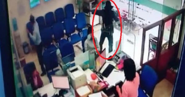 Clip ghi lại cảnh đối tượng dùng vật nghi là súng táo tợn cướp ngân hàng chưa đầy 2 phút