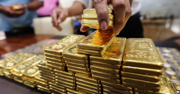 Giá vàng hôm nay 20/2: Đồng USD suy yếu, giá vàng tăng cao vút