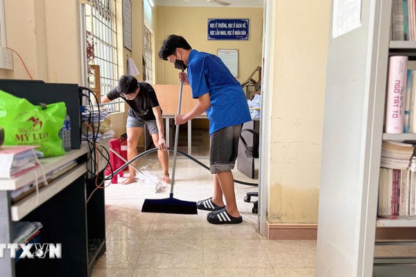Bộ GD&ĐT cấp phát miễn phí sách giáo khoa cho học sinh vùng lũ