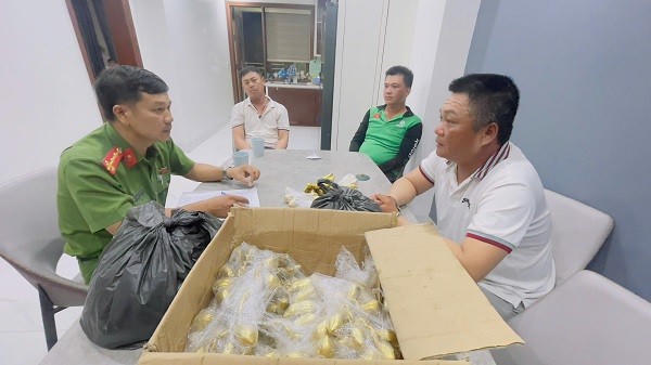 Bắt nhóm đối tượng mua chuối, cau trên mạng rồi "phù phép" thành cổ vật để lừa đảo