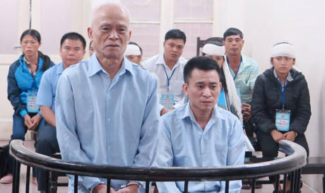 Bố con hầu tòa vì sát hại người thân