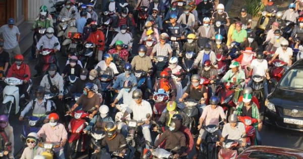 Sân bay Tân Sơn Nhất giáp Tết: Kẹt cứng ngoài, nghẹt thở trong